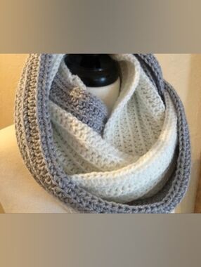 Like New Gap Gray And Off White Infinity Scarf